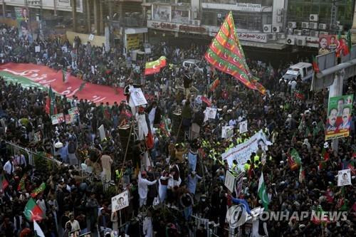 26일 파키스탄 라왈핀디에 모인 임란 칸 전 총리 지지자. [AP 연합뉴스 자료사진. 재판매 및 DB 금지]