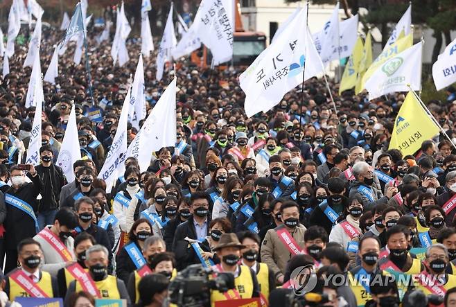 간호법 제정 저지 위한 궐기대회 (서울=연합뉴스) 신준희 기자 = 27일 국회 앞에서 대한의사협회를 비롯한 보건복지의료연대 소속 13개 단체가 '간호법 제정 저지를 위한 총궐기대회'를 열고 있다. 2022.11.27 hama@yna.co.kr