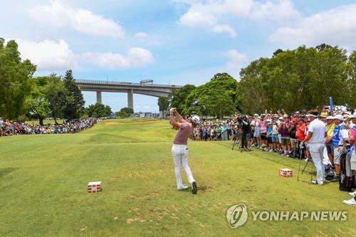 고국 팬들 앞에서 경기하는 스미스. [EPA=연합뉴스]