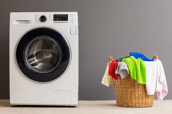 합성 섬유는 입고 세탁하는 과정에서 미세플라스틱이 발생한다. [사진=게티이미지뱅크]