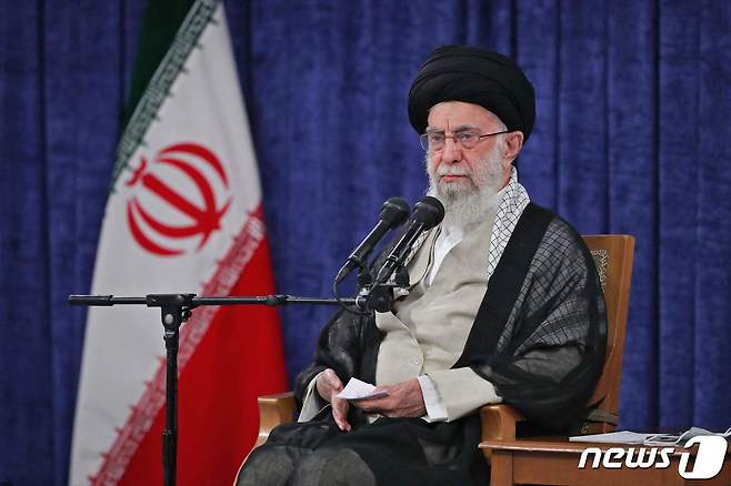 아야톨라 세예드 알리 하메네이 이란 최고지도자가 12일(현지시간) 테헤란에서 열린 국정 조정 위원회에 참석을 하고 있다. ⓒ AFP=뉴스1 ⓒ News1 우동명 기자