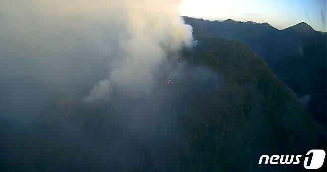 28일 산림청 등에 따르면 이날 오전 10시23분께 완주군 화산면 승치리와 운주면 구제리를 잇는 야산에서 진행되던 산불의 주불이 꺼졌다.(산림청 제공)2022.11.28/뉴스1