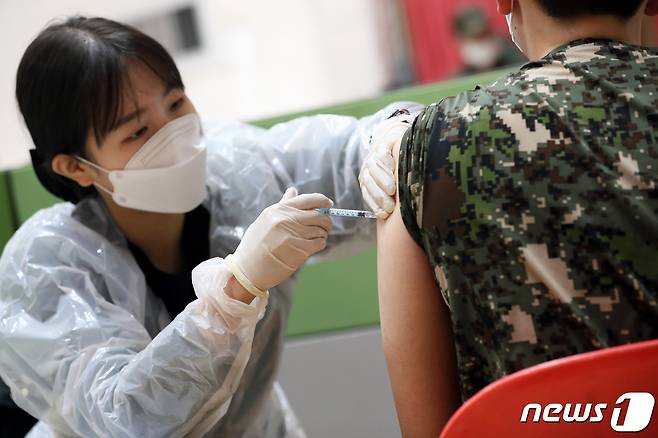 경기도 용인시 지상군작전사령부 선봉대 강당에서 장병들이 코로나19 예방접종(3차)을 하고 있다. (국방부 제공)2021.12.13/뉴스1