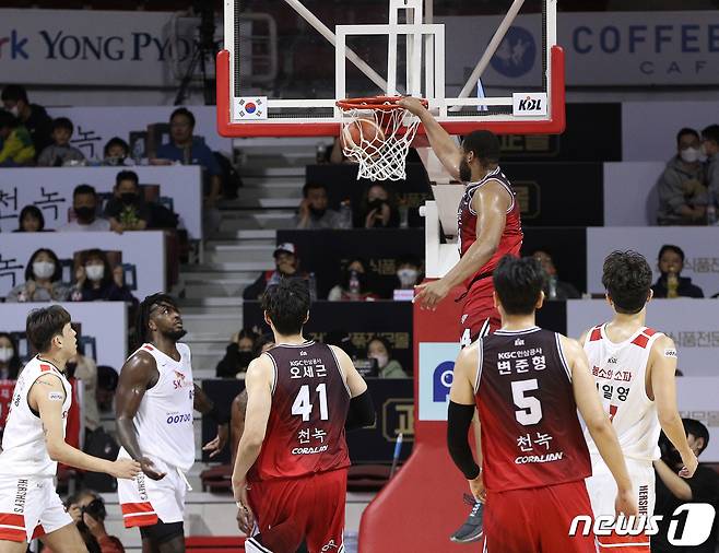 27일 오후 경기 안양실내체육관에서 열린 'SKT 에이닷 프로농구 2022-2023 KBL' 서울 SK와 안양 KGC의 경기에서 KGC 오마리 스펠멘이 덩크슛을 하고 있다. 2022.11.27/뉴스1 ⓒ News1 신웅수 기자