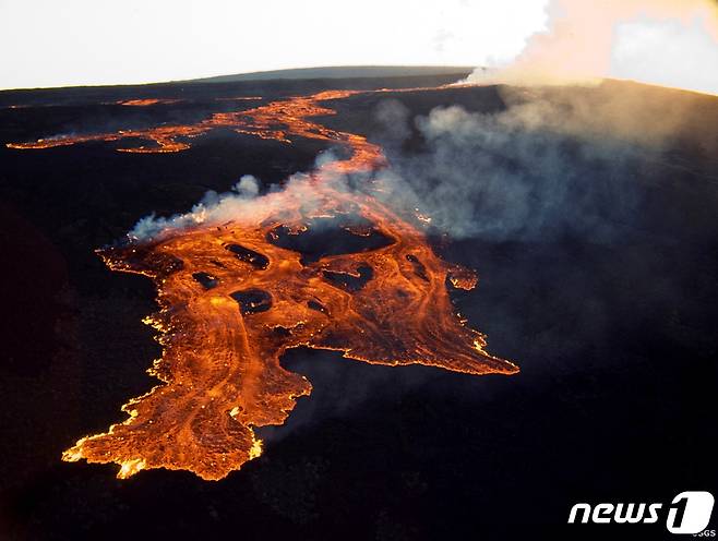 1984년 3월25일 미 지질조사국(USGS)이 제공한 하와이 마우나로아 화산. ⓒ 로이터=뉴스1 ⓒ News1 김예슬 기자