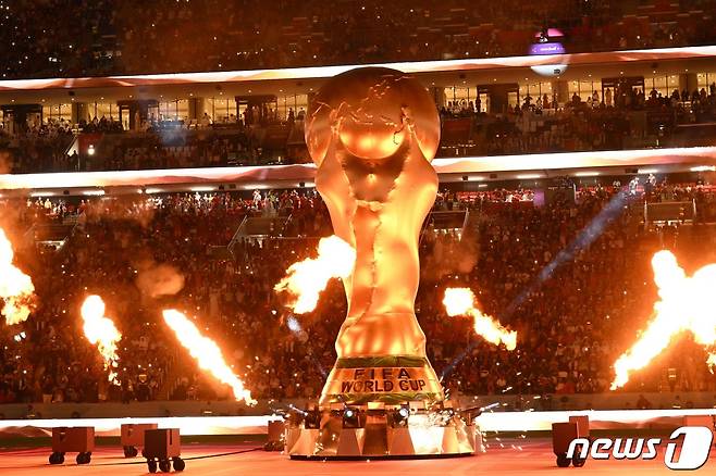 27일(현지시간) 카타르 알코르에 있는 알베이트 스타디움에서 열린 2022 국제축구연맹(FIFA) 카타르 월드컵 조별리그 E조 2차전 스페인-독일 경기를 앞두고 대형 트로피 모형이 전시된 모습. 22.11.27 ⓒ AFP=뉴스1 ⓒ News1 김예슬 기자