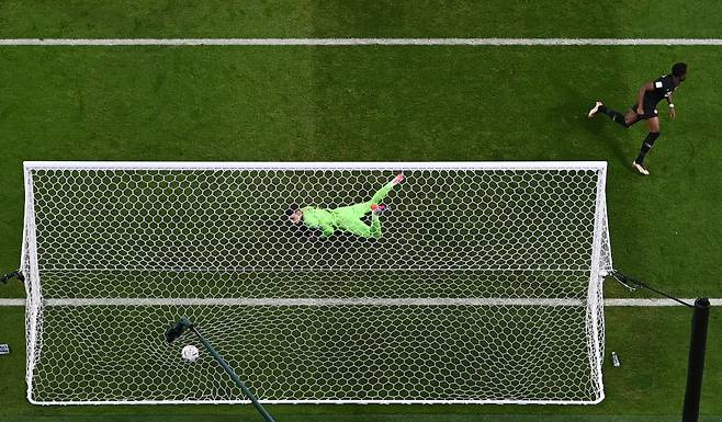 TOPSHOT - Canada's forward #19 Alphonso Davies scores the opening goal during the Qatar 2022 World Cup Group F football match between Croatia and Canada at the Khalifa International Stadium in Doha on November 27, 2022. (Photo by Jewel SAMAD / AFP)







<저작권자(c) 연합뉴스, 무단 전재-재배포 금지>