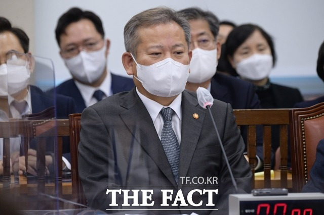 박홍근 민주당 원내대표는 25일 최고위원회의에서 "윤석열 대통령은 참사 발생 한 달이 되기 전인 다음 주 월요일까지 이상민(사진) 행정안전부 장관의 파면에 관한 분명한 조치를 내놓을 것을 강력히 촉구한다"고 말했다. /남윤호 기자