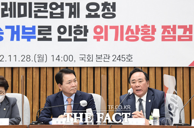 배조웅 한국레미콘공업협동조합 연합회장(오른쪽)이 28일 오후 서울 여의도 국회에서 열린 레미콘 업계 요청 화물연대 집단 운송 거부로 인한 위기상황 점검 간담회에 참석해 발언하고 있다. /국회=이새롬 기자