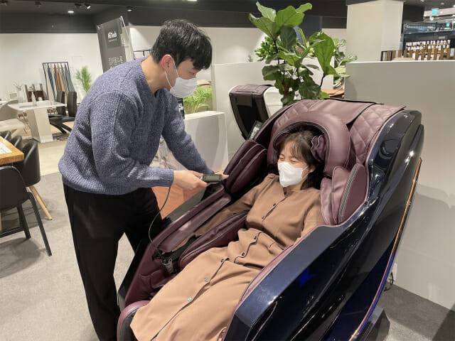 전자랜드 파워센터 용산본점에서 고객들이 안마의자를 체험하고 있다. (사진=전자랜드)