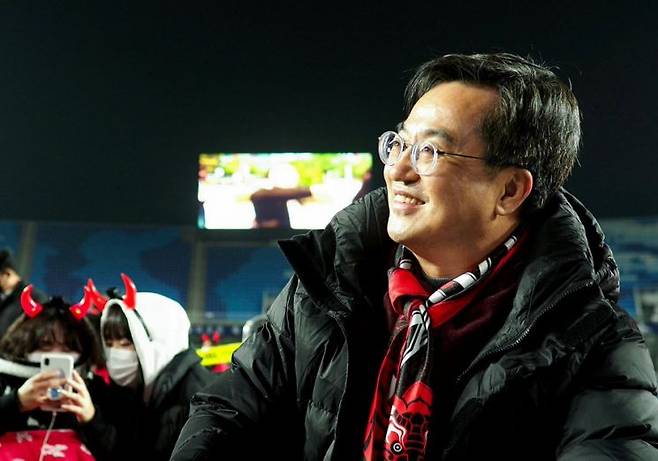김동연 경기도지사가 도민들과 월드컵을 시청하면서 환하게 웃고 있다.