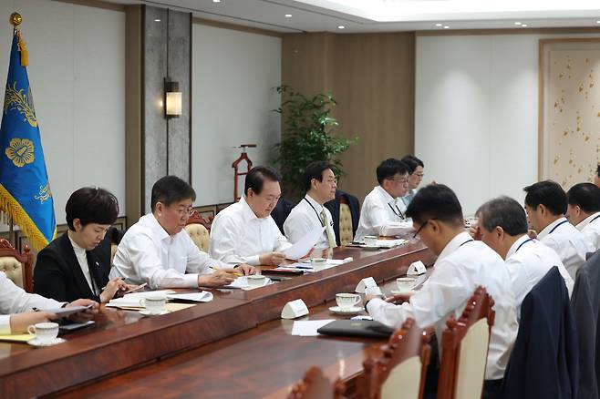 윤석열 대통령이 28일 오전 서울 용산 대통령실 청사에서 수석비서관회의를 주재하며 자료를 살피고 있다. /뉴스1