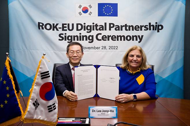 과학기술정보통신부는 28일 이종호 장관과 EU 티에리 브르통 내수시장 집행위원이 영상회의를 열어 '한-EU 디지털 파트너십'에 서명했다고 밝혔다. 사진 오른쪽은 마리아 카스티요 페르난데즈 주한 EU 대사. /과학기술정보통신부 제공