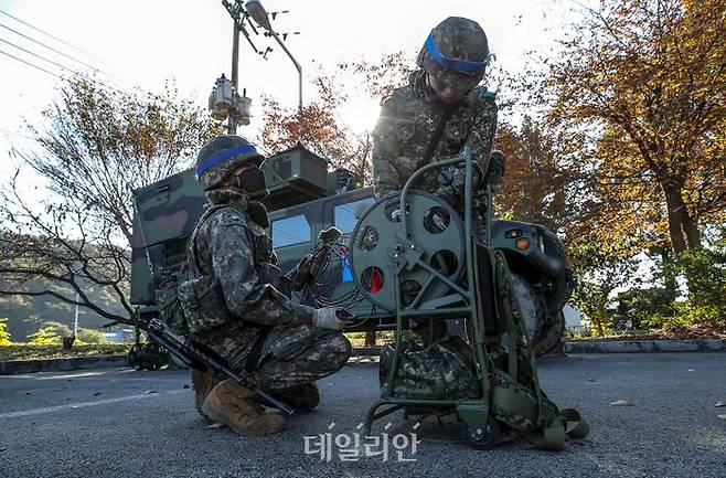 우리 군 장병들이 훈련에 앞서 장비를 점검하고 있다(자료사진). ⓒ뉴시스