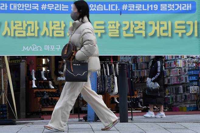 2020년 12월 코로나19 유행으로 인한 사회적 거리두기 2.5단계 격상 후 첫 주말. 서울 마포구 홍대거리가 한산한 모습을 보이고 있다. 김민수기자 mskim@etnews.com