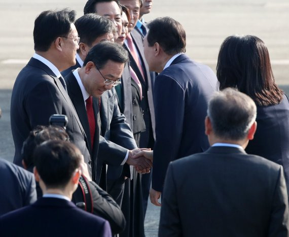 윤석열 대통령이 11일 오전 경기 성남 서울공항에서 아세안(ASEAN·동남아국가연합) 관련 정상회의 및 주요 20개국(G20) 정상회의 등 다자 회의 참석차 출국하기에 앞서 주호영 국민의힘 원내대표와 인사를 나누고 있다. 2022.11.11/뉴스1 ⓒ News1 송원영 기자 /사진=뉴스1