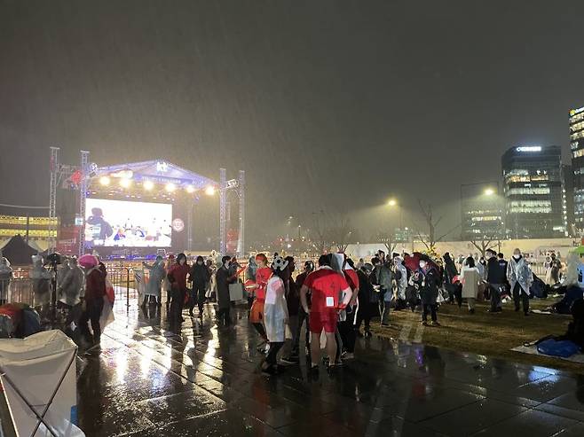 28일 서울 종로구 광화문광장 일대에 대한민국 축구 대표팀의 '2022카타르 월드컵' 가나와의 거리응원을 위해 응원단이 자리를 지키고 있다. 사진=뉴스1