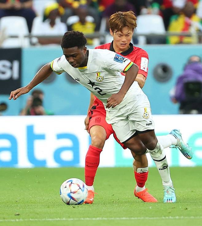 공 다투는 김진수 (알라이얀=연합뉴스) 김도훈 기자 = 28일 오후(현지시간) 카타르 알라이얀의 에듀케이션 시티 스타디움에서 열린 2022 카타르 월드컵 조별리그 H조 2차전 대한민국과 가나의 경기. 한국 김진수와 가나 램프티가 공을 다투고 있다. 2022.11.28 superdoo82@yna.co.kr (끝)