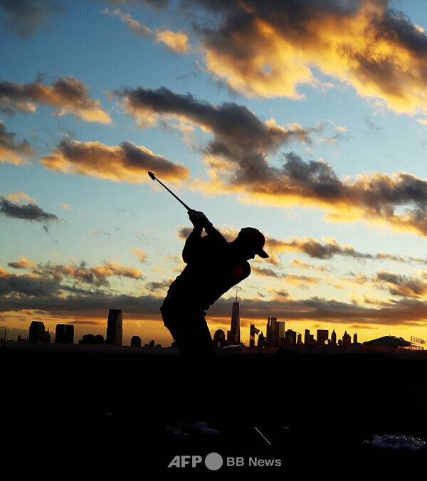 사진은 칼럼 내용과 직접 관련 없습니다. 프로 골퍼가 스윙 연습을 하는 모습이다. 사진제공=ⓒAFPBBNews = News1