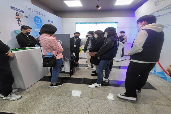 가림막을 가린 채&nbsp;전자발찌를 착용하고 있는 모습.