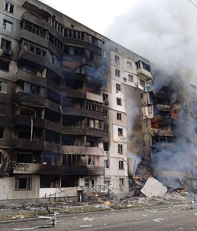 지난 2월말 보로댠카 도서관·시청 바로 앞 민간인 아파트가 러시아군의 폭격을 당한 모습. 주민 제공