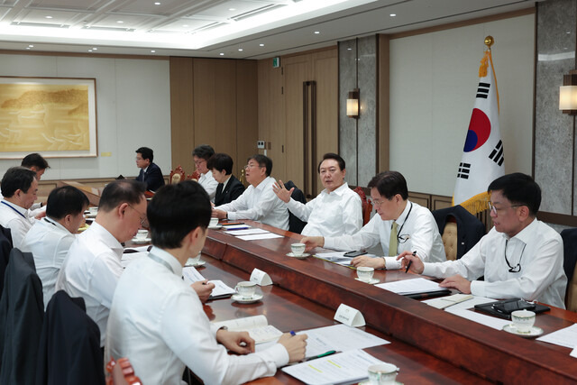 윤석열 대통령이 28일 용산 대통령실에서 수석비서관회의를 주재하고 있다. 대통령실 제공