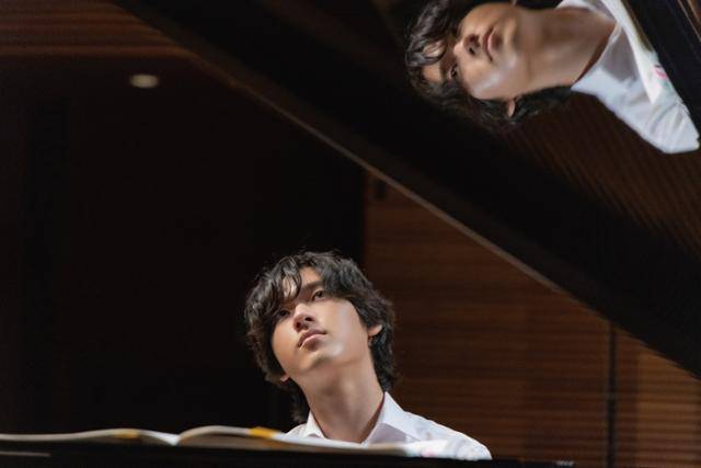 피아니스트 임윤찬은 콩쿠르 우승 후 첫 앨범이 공연 실황을 담고 있는 데 대해 "누가 치는지 모를 정도로 무난한 연주만 나올 수 있는 스튜디오 녹음보다 의미 있는 것 같다"고 말했다. ⓒstudio possiblezone