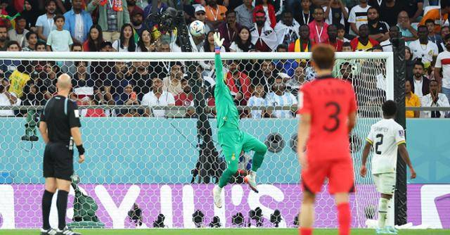 28일(현지시간) 카타르 알라얀의 에듀케이션 시티 스타디움에서 열린 2022 카타르 월드컵 조별리그 H조 2차전 대한민국과 가나의 경기에서 손흥민의 슈팅이 가나 골대를 살짝 넘어가고 있다. 알라얀=연합뉴스