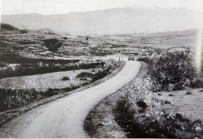 아스팔트 포장된 5.16도로 (제주도 건설사, 김중근)