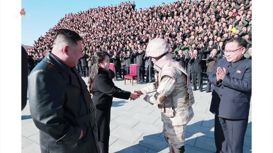 김정은 딸, ICBM 발사 공로 군인과 악수