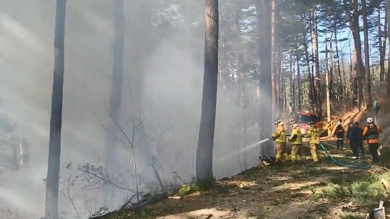 27일 오전 강원도 양양군 현북면 명주사 인근에서 헬기 1대가 추락하는 사고가 발생해 소방당국이 구조와 진화작업에 나서고 있다. 뉴스1