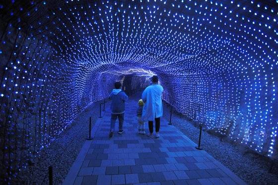 광명동굴의 인기 포토존으로 통하는 빛의 공간. 사진 한국관광공사