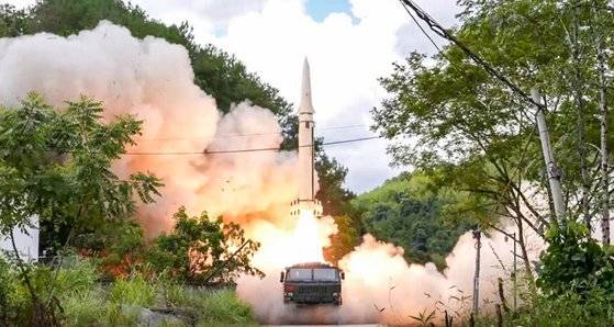 지난 4일 중국 인민해방군의 탄도 미사일 발사 모습. 중국군이 낸시 펠로시 미국 하원의장의 대만 방문에 대응해 미국과 대만을 동시에 겨냥한 전례 없는 화력 시위를 벌였다. 사진 중국군 동부전구 위챗 계정 캡처=연합.