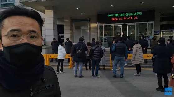 유튜브 '더탐사' 관계자들이 27일 수서경찰서를 방문해 경찰의 수사 방식에 항의하고 있다. 사진 더탐사 유튜브