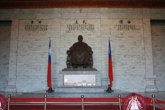 대만 타이베이 중정기념당에 자리한 장제스 동상. 장제스 동상 철거를 주로하는 중정기념당 개조계획이 올해 확정될 예정이다. 신경진 기자.