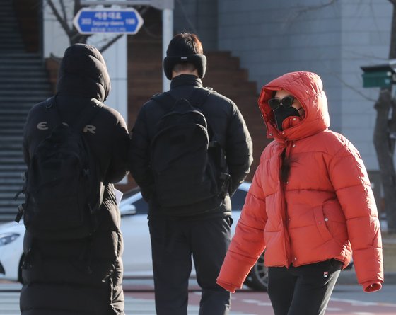 27일 서울 종로구 광화문광장 일대에서 두꺼운 옷을 입은 시민들이 걸음을 재촉하고 있다. 뉴스1