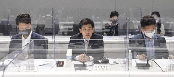 최상대 기획재정부 차관이 15일 서울 중구 한국주택금융공사에서 열린 '민생안정 관련 재정집행관계차관회의'를 주재하고 있다. 뉴스1