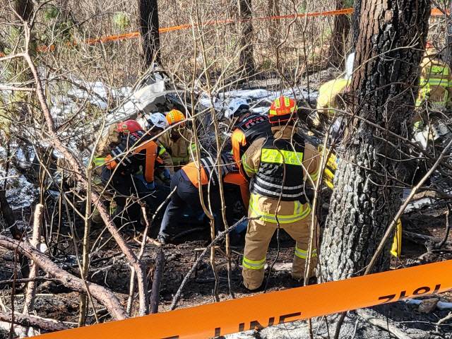 ▲ 27일 오전 10시 50분 쯤 양양군 현북면 어성전리 명주사 인근에서 야산에서 S-58T 기종의 중형 임차헬기가 추락했다. 소방당국은 추락 현장에서 시신 5구를 수습했다고 밝혔다.