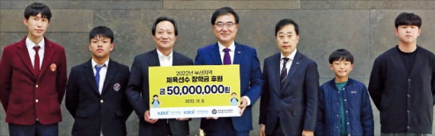 한국거래소가 부산지역 초·중·고 체육인 30명에게 장학금 5000만원을 후원했다. 왼쪽 세 번째부터 장인화 부산시체육회장, 손병두 한국거래소 이사장, 유남규 한국거래소 탁구단 감독.   한국거래소 제공