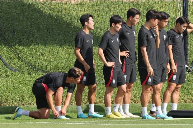 2022 카타르 월드컵 가나전을 하루 앞둔 27일 오후(현지시간) 축구대표팀의 황희찬이 27일 오후 (현지시간) 카타르 도하 알에글라 훈련장에서 훈련 도중 신발 끈을 묶고 있다. 사진=연합뉴스