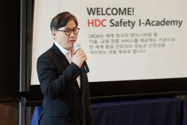 HDC현대산업개발은 지난 10월 LW컨벤션센터에서 최익훈 대표이사가 참석한 가운데 ‘HDC SAFETY-I ACADEMY의 최고경영진 과정의 하나로 안전보건 리더십 교육을 진행했다. 현대산업개발