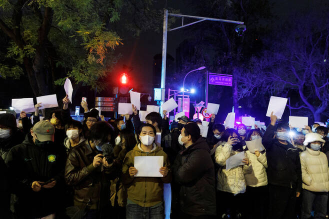 베이징에서 28일(현지시간) 열린 제로 코로나 반대 백지 시위 /로이터연합뉴스