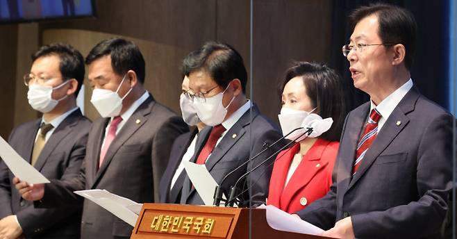 “약속 어겼다” 국민의힘 ‘국회 이태원 참사 진상규명을 위한 국조특위’ 이만희 간사(오른쪽)와 특위 소속 의원들이 28일 국회에서 민주당이 이상민 행정안전부 장관 파면 요구를 철회하지 않으면 국조위원 사퇴도 고려할 것이라는 입장을 밝히고 있다. 연합뉴스