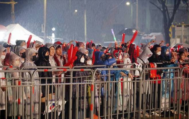 서울 광화문광장에서 한국 축구대표팀을 응원하는 시민들. 연합뉴스