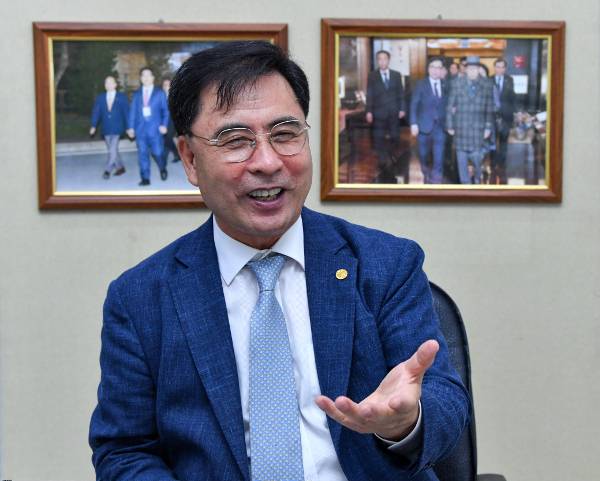 ㈜풍진 대표이사 김종복 장로가 지난 21일 경기도 시흥 스마트허브병원 이사장 접견실에서 기독교 신앙을 바탕으로 지난 40년 동안 기업을 꾸려오면서 지켜온 경영을 이야기하고 있다. 시흥=신석현 포토그래퍼