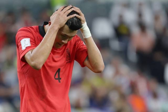 지난 24일(현지시간) 2022 카타르 월드컵 H조 1차전 대한민국과 우루과이의 경기에서 김민재가 몸 상태를 체크한 후에 머리를 만지고 있다. 뉴시스