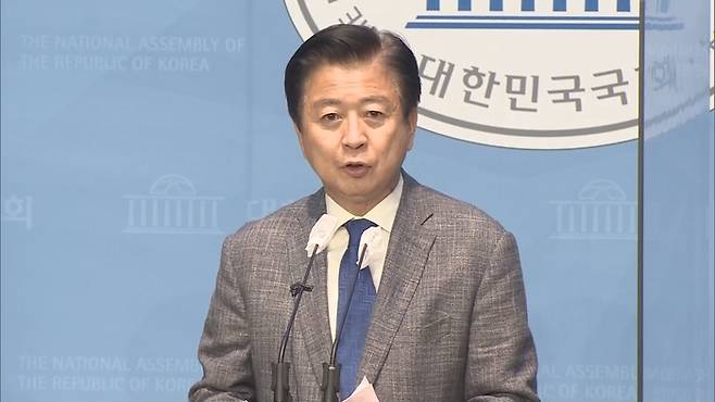 노웅래 더불어민주당 의원이 17일 오전 서울 여의도 국회 소통관에서 기자회견을 열고 자신의 국회 사무실 등에 대한 검찰의 압수수색에 대해 입장을 밝히고 있다. [사진=연합뉴스]