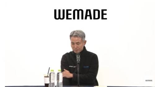 장현국 위메이드 대표가 25일 위믹스 상장폐지 관련 기자간담회에서 눈물을 참고 있다. /사진=유튜브 생중계 갈무리