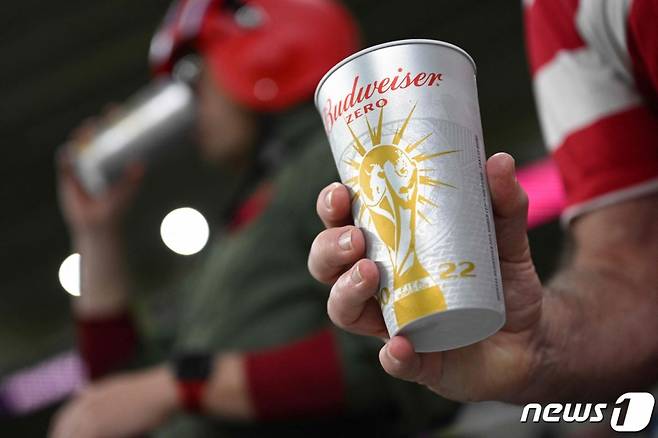 (카타르 AFP=뉴스1) 김민수 기자 = 21일(현지시간) 카타르 알라얀의 아흐마드 빈 알리 스타디움에서 열린 미국과 웨일스 간의 2022 카타르 월드컵 조별리그 B조 1차전 경기에 앞서 한 관중이 무알콜 맥주인 '버드와이저 제로'를 들고 있다.   ⓒ AFP=뉴스1  Copyright (C) 뉴스1. All rights reserved. 무단 전재 및 재배포 금지.