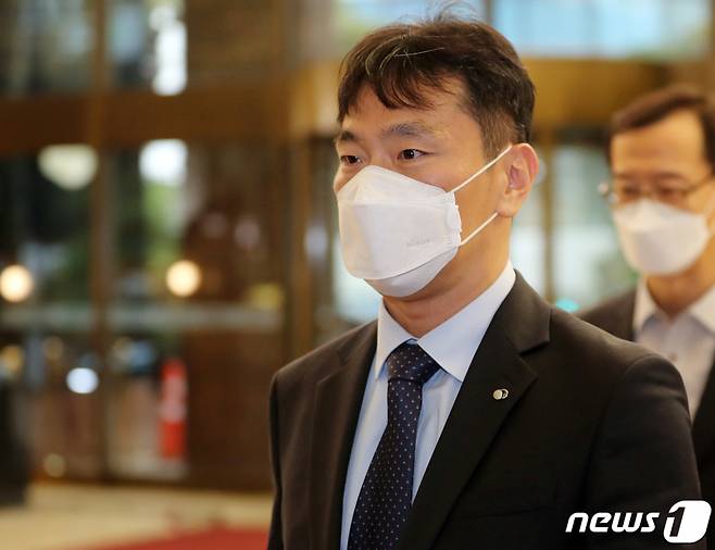 (서울=뉴스1) 김진환 기자 = 이복현 금융감독원장이 14일 오전 서울 중구 은행회관 뱅커스클럽에서 예정된 8개 은행지주(KB·신한·하나·우리·농협·BNK·DGB·JB) 이사회 의장들과 오찬 간담회에 참석하고 있다. 2022.11.14/뉴스1  Copyright (C) 뉴스1. All rights reserved. 무단 전재 및 재배포 금지.